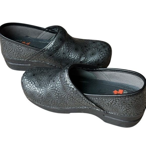 Dansko Pro XP Womens Clogs Black Medallion Embossed Leather 37 EU 7-7.5 US - Picture 8 of 10